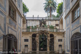 Palazzo Podestà appelé aussi Palazzo Nicolosio Lomellini. Deux énormes Tritons surplombent un Nymphée dans lequel est représenté le mythe de Phaéthon , le fils du dieu Apollon qui voulait guider le char solaire conduit par son père mais a brûlé le ciel (créant la Voie lactée) et la terre (créant le désert), colère de Zeus qui le frappa avec un coup de foudre.  Cette scénographie est issue du projet de Domenico Parodi et est l'oeuvre de Biggi.