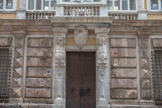 Via Garibaldi. Les principaux architectes des palais de la Strada Nuova furent Giovanni Battista Castello, dit Il Bergamasco, Bernardino Cantone et les frères Ponsello. Palazzo Franco Lercari Parodi. Réalisé en 1567 par l'architecte Galeazzo Alessi pour Franco Lercari, homme politique et banquier génois. Les piédroits du porche décorés de télamons aux nez tronqués font allusion à la légende de Megollo Lercari, reprise également dans les fresques de Luca Cambiaso, selon laquelle le marchand génois aurait gagné en estime et en réputation dans les colonies d’Orient en
coupant le nez et les oreilles des traîtres.