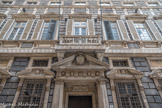 Via Garibaldi. Le triomphe de l’oligarchie génoise s’exprime dans la Strada Nuova, l’ancienne Rue Dorée (Via Aurea), aujourd’hui Via Garibaldi, mais aussi dans d'autres rues. Palazzo Pallavicini Cambiaso. Construit sur le projet de Bernardino Cantone par l'architecte Galeazzo Alessi à partir de 1558 pour le comte Agostino Pallavicini, , sénateur de la République et ambassadeur de l’empereur Charles Quint, il passe à la famille Cambiaso au XVIIIe siècle, dont le blason apparait sur le porche de l’entrée.