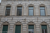 Place San Matteo. Palazzo di Lamba Doria. La Piazza San Matteo , l'une des principales du centre historique de Gênes , dans le quartier du Sestiere del Molo , était le cœur où se trouvait l'une des plus illustres familles génoises , celle de la famille Doria . Construite en 1278 lors de la reconstruction de l’ église de San Matteo, plusieurs palais de la famille, caractérisés par des frises d'arches et de rayures noires et blanches, l'entourent entièrement, créant un environnement médiéval.