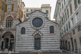 Place San Matteo. L'église de San Matteo, donnant sur la place, était une chapelle de la famille Doria. Devenue paroisse au cours des siècles suivants, la nomination de l’ abbé qui y officie dépend encore aujourd’hui des héritiers de la famille Doria, qui en restent les propriétaires. Une première église dédiée à Saint Matthieu a été construite vers 1125 par le bénédictin Martin Doria, appartenant également à la famille aristocratique. Le titre de saint Matthieu était lié à sa profession de percepteur des impôts , tout comme les Doria, qui en firent donc leur patron.