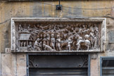 Bas-relief du XVe siècle représentant l'Adoration des mages (numéro 47 Via degli Orefici)