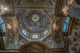 L’Eglise de San Luca. Piola. Coupole. Couronnement de la Vierge, fresque de Domenico et Paolo Gerolamo Piola. Cette fresque rappelle celle du Correggio du Dôme de Parme : les nuages soutiennent les personnages de la hiérarchie céleste et se déchirent pour ouvrir le goufre où sont précipités les damnés.