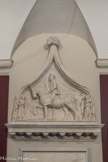 Désignation Spinola : PALAZZO DI FRANCO E PAOLO SPINOLA. Durant la domination française, Francesco Spinola conduit le siège de Gaeta, défendue par les Aragonais et, en 1442, la bataille de Ponza. Sa statue équestre est aujourd’hui visible dans la cour du palais Spinola di Pellicceria.