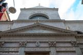 Eglise San Siro. Située à l’extérieur des premiers remparts de la période carolingienne, au cœur du centre historique , la basilique a été la première cathédrale du diocèse de Gênes. L'église actuelle a été érigée sur le site d'un ancien lieu de culte, du nom des douze apôtres , qui selon la tradition a été construite au IVe siècle (mais plus vraisemblablement au VIe siècle ). En 1006 (ou en 1007), l'évêque Giovanni II l'érigea dans l' abbaye , attribuant cette tâche aux bénédictins qui, grâce à de gigantesques donations, construisirent une grande basilique romane à trois nefs , à la place de l'église d'origine. En 1580, toute l'aile sud de l'église est détruite par un incendie et les pères theatins décident de la reconstruction totale. La paternité du projet du nouvel édifice baroque , structuré selon les formes prescrites par la Contre-Réforme , est incertaine.