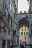 Via del Campo. Porta dei Vacca. La face interne est pourvue d’un protiro soutenu par deux ordres de colonnes avec des chapiteaux ornés de motifs zoomorphes et phytomorphes.