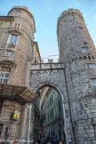 Porta dei Vacca. Porte d'entrée occidentale de la ville moyenâgeuse, intégrée aux remparts de 1155, elle a survécu au développement urbain car elle a été incorporée au XVIIe siècle dans deux palais du Rolli : la tour en amont a été annexée au palais Marc'Aurelio Rebuffo et la tour à la mer au palais Lomellini-Serra . En 1782, les tours étaient recouvertes de dalles de pierre et les fenêtres étaient également ouvertes.L a tour amont a encore le revêtement mis en œuvre par GB Pellegrini en 1782, l’autre tour a retrouvé son aspect d’origine. Le chemin de rondet , comme le haut des tours, est protégé par un créneau gibelin.