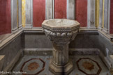 les fonts baptismaux (1445) de l'ancienne église bénédictine.