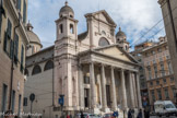 La basilique Santissima Annunziata del Vastato. Le lieu sur lequel se trouve l'église avait été déjà occupé par une communauté de moines Umiliati provenant de Lombardie, qui, en 1228, avaient édifié un couvent et la petite église Santa Marta del Prato. En 1155, après les travaux de construction de la muraille de Frédéric Barberousse, plus d'espace de cette zone devint utilisable, d'où le toponyme de Vastato, qui désignait les endroits extérieurs aux fortifications. Le 20 juillet 1520, la première pierre est posée, l'église fut édifiée en gothique tardif pour respecter le style architectural de l'église mère des ordres franciscains. Vers 1537, les conventuels franciscains laissèrent le Vastato,  L'église de San Francesco du Vastato revint à destination des moines franciscains observants, forcés eux aussi à laisser leur couvent de la Santissima Annunziata di Portoria pour de nouveaux travaux aux fortifications de la ville. Ceux-ci amenèrent avec eux les intitulés de leur église précédente : naquit ainsi la Santissima Annunziata del Vastato.