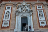 Eglise de Sainte Marie de l'Assomption  di Carignano. Les statues de St Pierre et St Paul, de Claude David, encadrent le portail surmonté de l'Assomption de la Vierge de Claude David, terminée par Bernardo Schiaffino.