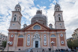 Eglise de Sainte Marie de l'Assomption  di Carignano. La basilique Santa Maria Assunta située sur la colline de Carignano est un des plus grands exemples d'architecture de la Renaissance de la ville de Gênes. Église de la famille Sauli, elle devint ensuite abbaye, collégiale, basilique et siège paroissial du Vicariat de Carignano-Foce de l'archidiocèse de Gênes.Elle fut commandée à l'architecte Galeazzo Alessi conformément aux volontés d'un patricien génois, Bandinello Sauli. La pose de la première pierre eut lieu le 10 mars 1552. Le dôme ne fut terminé qu'en 1603. Les travaux pour sa réalisation se prolongèrent pendant environ deux siècles et furent complétés par des maîtres locaux, avec une révision totale de la façade achevée au XIXe siècle par l'architecte Carlo Barabino. Deux campaniles identiques encadrent la façade.