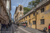 Via Balbi. Elle est la plus occidentale des Strade Nuove. Située en bordure nord du centre historique, elle relie la piazza della Nunziata, siège de la basilique Santissima Annunziata del Vastato, à la piazza Acquaverde adjacente à la gare de Gênes-Piazza-Principe. Cette nouvelle voie bordée de palais aristocratiques, ouverte par la famille Balbi) entre 1601-1618, présente un plan d'urbanisme identique à celui de la via Garibaldi où domine une architecture innovante issue des idées de la Renaissance et du maniérisme. 
Le premier édifice réalisé dans la rue des
Balbi est celui de Gio Agostino Balbi-Cattaneo Adorno, à droite. Construit en 1618, sur un projet de Bartolomeo Bianco, il se développe longitudinalement avec des loggias latérales et des jardins suspendus. En 1710, les Balbi cèdent l’édifice à Marcello Durazzo. A gauche, Palais Gio Francesco Balbi ou Palazzo Balbi-Cattaneo est depuis 2001 le siège de la Faculté de lettres et de philosophie de l'Université de Gênes. Il s'agit du plus ancien palais de la famille Balbi, construit sur des bâtiments médiévaux préexistants. À la fin du XVIIIe siècle, le bâtiment passa à la famille Cattaneo Della Volta.