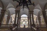 Via Balbi. Le palais de l'université de Gênes ou ancien collège jésuite de Gênes. La construction du bâtiment a été commencée dans les années trente du XVIIe siècle par l'architecte Como Bartolomeo Bianco. Après la suppression de la Compagnia del Gesù, qui eut lieu en 1773, le palais devint le siège de l'Université de Gênes.