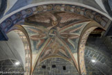Eglise de San Giovanni di Prè. Le premier cycle de peintures est sans aucun doute d'ascendance byzantine et, placé près du portail d'entrée, présente une série de cadres sur les nervures de la voûte, reliés au centre par une ronde représentant l'Agnus Dei. Les quatre êtres vivants de l'Apocalypse (dérivés des séraphins décrits par Isaïe) décrits dans les quartiers de la croisée s'opposent aux dix-huit figures de saints diacres à demi-corps trouvés sur les deux dessous d’arcs.