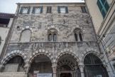 Eglise de San Giovanni di Prè. L’église supérieure était réservée aux chevaliers qui pouvaient y accéder directement de l’intérieur du bâtiment voisin et l’église inférieure était pour les pèlerins ordinaires. C’était aussi la gare maritime voisine du port d’embarquement. Puis plus tard, quand il y eut moins de départs de pèlerins, l’hôpital et la résidence furent aussi utilisés pour les Génois malades ou nécessiteux. Mais le complexe resta longtemps un lieu de passage pour les chevaliers, soldats, marchands, ecclésiastiques et pèlerins qui allaient en Afrique du Nord, en Asie Mineure ou en Terre Sainte.