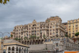 L' Hôtel Miramare - ou Grand Hotel Miramare - a été construit entre 1906 et 1908 sur un projet de l'architecte Gino Coppedè et Ing. Giuseppe Perasso. C’est l’un des hôtels historiques qui, au début du XXe siècle - et pendant au moins trois décennies, des années dix aux années trente - a accueilli les visiteurs les plus illustres à Gênes. Vers la fin des années quatre-vingt-dix, il a été acquis par une société qui a effectué les travaux de restructuration et de reprise, en conservant son apparence d'origine, pour l'utiliser comme maison d'habitation, appartement, supermarché, banque.