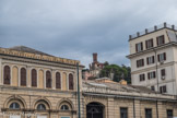 Le bâtiment rouge est le châteaun d'Albertis, du XIX siècle. Le château est situé au sommet de la colline dite « monte Galletto ». Le capitaine Enrico Alberto D’Albertis (1846-1932) fut un grand voyageur et un explorateur qui parcourut le monde. De ses pérégrinations, il rapporta une série d’objets ethnographiques qu’on peut encore voir de nos jours, dans son château devenu ainsi musée des cultures du monde de la ville de Gênes.