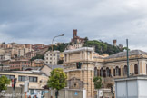 Le bâtiment rouge est le châteaun d'Albertis, du XIX siècle. Le château est situé au sommet de la colline dite « monte Galletto ». Le capitaine Enrico Alberto D’Albertis (1846-1932) fut un grand voyageur et un explorateur qui parcourut le monde. De ses pérégrinations, il rapporta une série d’objets ethnographiques qu’on peut encore voir de nos jours, dans son château devenu ainsi musée des cultures du monde de la ville de Gênes.