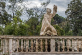 Villa del Principe. Palais d'Andrea Doria.<br> Giovanni Angelo Montorsoli , appelé par Andrea Doria vers 1540, réalisa le groupe sculptural de Tritone ou Satiro, qui chevauche un dauphin ,  caractérisé par la dynamique 