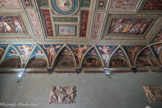 Villa del Principe. Palais d'Andrea Doria.<br>L’atrium. Sur les murs, six bas-reliefs sculptés aux années 40 du seizième siècle par le sculpteur de Florence Giovanni Angelo Montorsoli, représentant des trophées d’armes tenus par un couple de puttos. Dans les lunettes sont décrites des histoires des sept rois de Rome ; dans les pendentifs sont représentées des divinités anciennes.