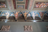 Villa del Principe. Palais d'Andrea Doria.<br>L’atrium. Sur les murs, six bas-reliefs sculptés aux années 40 du seizième siècle par le sculpteur de Florence Giovanni Angelo Montorsoli, représentant des trophées d’armes tenus par un couple de puttos
