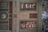Villa del Principe. Palais d'Andrea Doria.<br>L’atrium. Quatre rectangles illustrent des Scènes de triomphe. Trois d’entre eux représentent les cortèges du général romain Lucius Aemilius Paullus, connu pour avoir libéré la Ligurie de l’occupation des Gaulois. L’épisode fait explicitement allusion à l’exploit d’Andrea Doria qui en 1528 chassa les Français de Gênes.