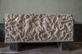Villa del Principe. Palais d'Andrea Doria.<br>L’atrium. Ce sarcophage, aux reliefs de grande qualité, date du 3ème siècle après J.C. et illustre des épisodes du mythe de Sélène et Endymion. , sur la gauche, on peut noter la figure du berger, avec Hypnos, le dieu du sommeil, qui verse du jus de coquelicot sur sa tête alors que Diane descend du chariot nuit pour le contempler pendant son sommeil.
