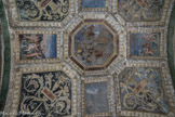 Villa del Principe. Palais d'Andrea Doria.<br> La Loggia des Héros. Les cinq petites voûtes qui couvrent la Loggia présentent une série d’octogones entourés par de très fins décors en chaux et poudre de marbre, qui s’inspirent des exemples romains des Loggias du Vatican et de Villa Madama. Les fresques représentent des épisodes liés à la Rome Républicaine.