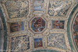 Villa del Principe. Palais d'Andrea Doria.<br> La Loggia des Héros. Sur les plus petits cadres se dressent des figures féminines, des allégories de la renommée, recouvertes d'un tissu ajouté peut-être en 1681 par Domenico Piola.