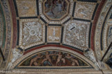 Villa del Principe. Palais d'Andrea Doria.<br> La Loggia des Héros. Les lunettes sont décorées avec des chérubins portant des armes et des instruments.