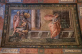 Villa del Principe. Palais d'Andrea Doria.<br> Salle de la Charité Romaine. sur la voûte Perino del Vaga a illustré l’épisode de la Charité Romaine dans un grand panneau entouré par une guirlande de fleurs et fruits. L’histoire décrite par l’historien latin Valerio Massimo, raconte la légende du vieux Micone, condamné à la mort par faim, et qui fut sauvé par sa jeune fille Pero, laquelle, ayant réussi à franchir les contrôles, l’allaita à travers les barreaux de sa prison. Micone obtint la grâce en vertu du noble geste de sa fille.