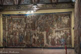 Villa del Principe. Palais d'Andrea Doria.<br> La Salle des Géants. Les tapisseries d'Alexandre Le Grand. Les deux tapisseries sont tissées avec des filets d’or et d’argent unis à soie et laine. Réalisées autour de 1460 à Tournai, dans le duché de Bourgogne, ils faisaient partie probablement d’un cycle de tapisseries que le marchand-entrepreneur Pasquier Grenier avait fourni au duc Philippe le Bon. représentent plusieurs épisodes de l’histoire et de la légende d’Alexandre le Grand, considéré par les ducs de Bourgogne comme un modèle idéal : chevalier parfait, souverain juste et héroïque, protagoniste d’exploits légendaires et féeriques. La première tapisserie décrit quelques scènes de la jeunesse du héro : l’arrivée du cruel cheval Bucéphale qui se nourrissait de chair humaine avant d’être dompté par Alexandre ; la lutte avec Pausanias, qui avait causé une blessure à son père Philippe; sa mort et le passage de la couronne au jeune héritier.