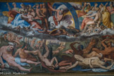 Villa del Principe. Palais d'Andrea Doria.<br> La Salle des Géants. LA FRESQUE DE JUPITER
Elle reproduit le thème classique du mythe grec d’Hésiode et Apollodore selon lequel les géants nés des gouttes de sang d’Uranus tombées sur la terre attaquent l’Olympe pour détrôner les Dieux. Le combat féroce qui en suit, dit “Gigantomachie” est gagné par les Dieux conduits par Jupiter. Dans la partie supérieure de la fresque, Jupiter, entouré par les Dieux de l’Olympe lance les foudres contre les Géants. Le choix de cet épisode de la mythologie n’est pas dû au hasard. Selon les sources de l’époque, la figure de Jupiter victorieux contre les Géants était une allégorie de l’Empereur Charles V qui bat ses ennemis, en particulier les protestants et les Turcs.