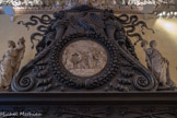 Villa del Principe. Palais d'Andrea Doria.<br> La Salle des Géants. Dans le médaillon central est représenteé le mythe de Prométhée qui donne le feu aux êtres humains. Les statues représentent la Paix qui brûle les armes.