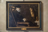 Villa del Principe. Palais d'Andrea Doria.<br> La Salle des Géants. Andrea Doria avec son chat. La toile, réalisée autour de la moitié du seizième siècle probablement par le peintre flamand William Key, représente Andrea Doria de manière assez réaliste, des rides profondes sillonnant son visage, les paupières baissées sur les yeux rougis, le regard encore fier qui lutte contre la fragilité de l’âge. Le Prince porte au cou le collier de la Toison d’Or. Face à lui, sur une table, un grand chat tigré et une pendulette. Le chat, qui selon la tradition était l’emblème de la famille rivale des Fieschi, représente plus probablement une allégorie de la liberté; la pendulette, élément typique des portraits politiques de l’Empereur et roi d’Espagne Charles V, représente ici la métaphore du bon gouvernement universel et de la tempérance. Le chat et la pendulette pourraient donc être une référence claire aux thèmes fondamentaux de l’action politique d’Andrea Doria: la République de Gênes d’un côté et l’empire de l’autre.