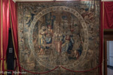 Villa del Principe. Palais d'Andrea Doria.<br> La Salle des Sacrifices. Dans le médaillon central, on peut noter la divinité Februa, figure de femme au sceptre d’or qui symbolise les rites de purification du mois à l’époque romaine. Tout autour, des scènes de la vie quotidienne avec des femmes qui filent la laines, un enfant qui souffle sur les braises, un homme qui se réchauffe devant la cheminée, un chevalier qui pousse le traîneau sur lequel est assise une dame élégante.