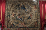 Villa del Principe. Palais d'Andrea Doria.<br> La Salle des Sacrifices. Le troisième panneau est dédié au mois d’Aout. Au centre de la bande circulaire, l’on peut distinguer le signe zodiacal de la Vierge, représentée en reine habillée en rouge. Dans la partie supérieure du médaillon central, on voit Cérès, la divinité des récoltes et de l’abondance, qui domine des scènes de vie paysanne. Sur la gauche, un homme bat le blé nu-pieds alors que deux femmes avec leurs enfants symbolisent la fertilité; à droite, un jeune homme tient un panier plein de grains. À l’extérieur du médaillon, en haut à gauche, on voit “Ségeste”, la divinité latine des champs invoquée dans la période de la récolte.