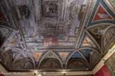 Villa del Principe. Palais d'Andrea Doria.<br> La Salle des Sacrifices. Aux angles, les allégories des Quatre Saisons. Le thème religieux des décorations de la salle est exprimé par un langage classique, fidèle au style du bâtiment et fait allusion probablement à la piétas d’Andrea Doria, défenseur de la foi chrétienne contre les Turcs.