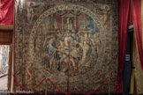 Villa del Principe. Palais d'Andrea Doria.<br> La Salle des Sacrifices. La tapisserie de Janvier montre le signe zodiacal du Verseau. Janus bifront, la divinité qui donne son nom au mois, est le protagoniste de la scène principale représentée dans le grand médaillon central. Le dieu, assis auprès d’une table dressée, est endimanché selon la mode de la Renaissance et tient dans la main gauche les deux clefs du temple. A sa gauche on voit Bacchus alors qu’à la droite il y a Cérès, les cheveux ceints par une couronne d’épis. Aux angles supérieurs on voit Junon, sur le char trainé par les paons et Iris, la divinité ailée, la messagère des Dieux.