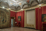 Villa del Principe. Palais d'Andrea Doria.<br> La Salle des Sacrifices doit son nom aux scènes de sacrifice aux dieux païens peintes par Perino del Vaga. La Salle des Sacrifices contient trois remarquables tapisseries qui faisaient partie d’une série dédiée aux mois de l’année et à l’alternance des saisons. Dans la salle on trouve aussi deux portraits: Saint Charles Borromée, lié à Giovanni Andrea I Doria par une relation épistolaire et par des liens parentaux et le cardinal Gerolamo Gastaldi, attribué à Giovanni Maria Morandi et à ses assistants.