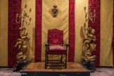 Villa del Principe. Palais d'Andrea Doria.<br> La Salle de Persée. La salle est caractérisée par un élégant revêtement avec des toiles en velours rouge frappé. Il s’agit d’un précieux témoignage de l’ameublement de la maison Doria qui au seizième abritait déjà une riche collection de velours et un patrimoine textile exceptionnel.