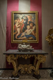 Villa del Principe. Palais d'Andrea Doria.<br> Salle de Pâris. Sur deux consoles on peut admirer deux puttos dormants, dans un bon état de conservation, qui auraient été réalisés par Francesco Maria Schiaffino. La salle abrite  trois peintures importantes qui font partie d’un cycle de neuf tableaux réalisés par Domenico Piola à l’occasion du mariage de Giovanni Andrea III Doria avec Anna Pamphilj, la nièce du pape Innocent X, en 1671. L’union entre les deux nobles lignages est célébrée aussi d’un point de vue iconographique par l’union de l’aigle des Doria et la colombe des Pamphilj, unies par une couronne de laurier qui fait allusion probablement à la tradition nuptiale de Rome ancienne.