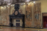 Villa del Principe. Palais d'Andrea Doria.<br> Salle du Naufrage. La cheminée monumentale de la salle a été réalisée en marbre et « pierre noire du promontoire ». . Les murs de la salle sont décorés avec six grandes tapisseries représentant les faits liés à la bataille de Lépante. Après la conquête de Constantinople, en 1453, l’Empire Ottomane avait étendu sa domination dans la Méditerranée au point d’attaquer l’ile de Chypre, possession vénitienne, qui capitula en août 1571. Au mois de mai de la même année, le Pape Pie V fonde la Sainte-Ligue, en rassemblant les puissances ennemies de Gênes et Venise, l’Espagne de Philippe II et d’autres puissances mineures. La Sainte-Ligue déclare guerre aux Turcs et le 7 octobre 1571 la flotte Chrétienne triomphe en anéantissant la flotte turque dans l’historique bataille de Lépante, bloquant momentanément leur avancée vers l’Occident. La série de tapisseries fut commissionnée par Giovanni Andrea I Doria, neveu et successeur d’Andrea qui participa à la bataille de Lépante comme commandant de l’“aile droite” de la formation catholique. La série comprend aussi deux “cloisons”, des éléments longs et étroits qu’on plaçait entre les fenêtres avec les représentations allégoriques de Venise et Rome.