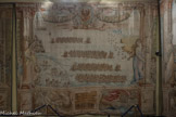 Villa del Principe. Palais d'Andrea Doria.<br> Salle du Naufrage. La deuxième tapisserie représente l’avancée vers l’est de la flotte de la Sainte-Ligue à la recherche de l’affrontement avec la flotte turque. L’attention est portée sur le moment où les galères longent les cotes de la Calabre en direction de Corfou, l’ile au large de l’Epire qui était sous le contrôle de Venise. De Corfou - avec un peu de retard pour combattre une guerre dans la mer - les galères firent le dernier bond vers l’étranglement de Lépante, près des iles Curzolari, connues auparavant avec le nom d’Echinades, où elles affrontèrent l’armée turque. Les allégories choisie pour accompagner l’épisode sont: à gauche la Vigilance qui combine les attributs du coq, de la tête léonine et la grue; de l’autre coté la Fortune qui assure la domination sur la mer, une figure habillée en bleu avec le trident de Neptune et les cheveux ébouriffés par le vent.