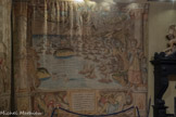 Villa del Principe. Palais d'Andrea Doria.<br> Salle du Naufrage. Tout en profitant de la nuit tombante, sept galères turques commandées par l’amiral corsaire Uluç Ali réussirent à échapper à la capture ou au naufrage. Dans la tapisserie on reconnaît le navire de Giovanni Andrea penché dans la vaine poursuite de l’ennemi. La décision d’interrompre le déploiement « luné » pour chercher de contourner les turcs suscita une grande querelle. La tapisserie contient des personnifications se référant au triomphe sur l’ennemi qui sont représentés enchainés au bas de la tapisserie.