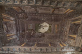 Villa del Principe. Palais d'Andrea Doria.<br> Salle du Naufrage. Selon Vasari, Perino del Vaga entama la décoration de Villa del Principe en commençant par la voûte de la Salle du Naufrage où il représenta le thème de Neptune qui calme la tempête après le naufrage d’Enée. Pour cet ouvrage l’artiste a utilisé la technique de la peinture à l’huile sur mur : il s’agit d’un procédé qui permet d’obtenir des couleurs très voyantes et des effets de lumière brillants mais qui implique une détérioration rapide de la surface peinte. En effet, la voûte de la Salle du Naufrage apparaissait déjà assombrie au dix-septième siècle et entièrement perdue au dix-huitième. A la moitié du siècle suivant, le peintre et décorateur pérugin Annibale Angelini repeignit la voûte avec un motif architectural.