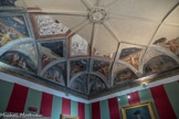 Villa del Principe. Palais d'Andrea Doria.<br> La salle de Psyché. Elle a été lourdement frappée par les bombardements de 1944 qui ont détruit une grande partie du plafond, reconstruit par la restauration récente mais qui reste également dépourvu de toute décoration. Les lunettes contiennent l’histoire d’Amour et Psyché, narrée au deuxième siècle après-Jésus Christ par Apulée dans son ouvrage L’Ane d’or.