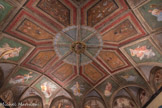 Villa del Principe. Palais d'Andrea Doria.<br> Salle d’Arachné. Au centre du plafond la clef de voûte en « pierre noire du promontoire » contient les armes de la famille Doria — l’aigle sur fond or et argent — accompagné des armes de la famille Cibo, - une bande en damier - choisis par sa femme en mémoire de son illustre parenté avec le pape Innocent VIII (Giovanni Battista Cibo) au service duquel Andrea avait entamé sa brillante carrière militaire. Les lunettes de cette salle illustrent l’histoire d‘Arachné, une excellente tisserande qui osa défier Minerve. Sur le mur nord on voit le début de l’histoire: la rencontre entre Minerve et Arachné, la compétition de tissage et enfin l’ouvrage réalisé par Arachné sur le thème de « l’amour des Dieux ».