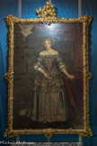 Villa del Principe. Palais d'Andrea Doria.<br> Salle d’Arachné. Anna Pamphilj, fille d’Olimpia Aldobrandini Borghese et de Camillo di Valmontone, neveu du pape Innocent X, épouse Giovanni Andrea III Doria Landi le 25 octobre 1671. Selon la coutume de l’époque, les fiancés ne se connaissaient pas personnellement et pour cette raison, avant les noces, la famille Pamphilj envoya au fiancé cette effigie. Le portrait, attribué à Jacob Ferdinand Voet, un excellent portraitiste de la fin du baroque, représente la jeune fille de manière assez réaliste, sans cacher ses défauts physiques. Anna Pamphilij porte une élégante robe à la mode française et tient un lys à la main, symbole de la pureté.