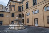 Villa del Principe. Palais d'Andrea Doria.<br> La fontaine des dauphins est le seul élément subsistant de l'appareil décoratif de Perin del Vaga dans le jardin sud. Fabriqué par Silvio Cosini sur la base du dessin de Perino, elle se caractérise par une structure avec des bassins en étage et ornée de figures de griffon , chérubins et dauphins au travail raffiné.